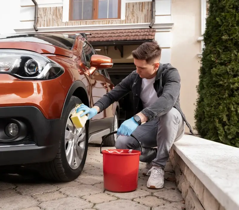 Lavage auto à domicile Chalamont : professionnel intervenant sur un véhicule